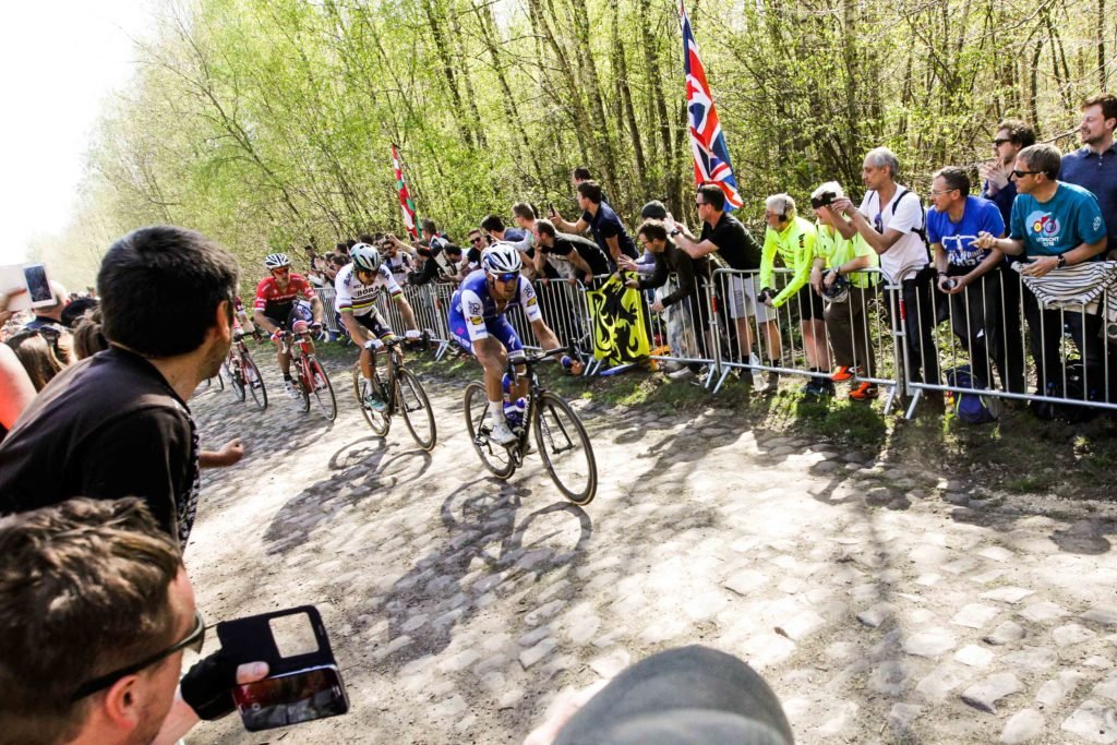 Matteo Trentin guida i big attraverso la foresta.